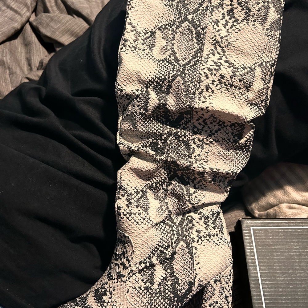 Qupid Snake Skin Pattern Reptile Decor - Black and Cream